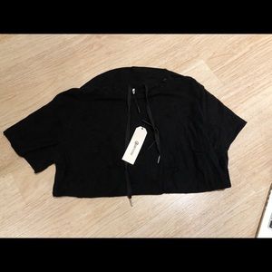 Kuegou shirt-sleeve hooded black shirt.
